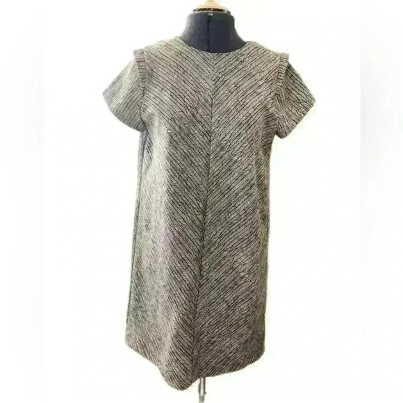 Zara Dresses & Skirts - ZARA Basic Collection Black and White Geometric V front short sleeve dress Large